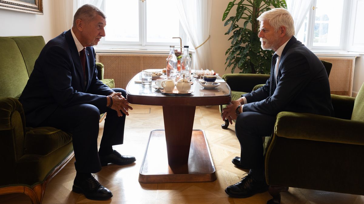 Babiš, Okamura a Macinka jdou za Pavlem. V pozadí bublá mocenský konflikt